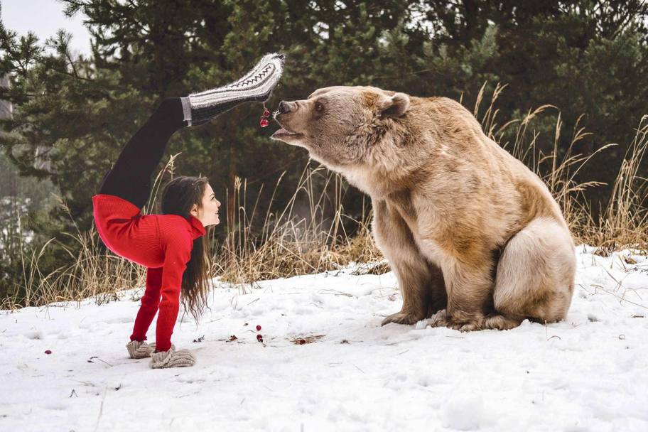 E cos, complice un&#39;offerta di mirtilli, ora Stefanie balla anche con un orso... Foto Barantseva